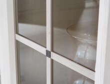 Vitrine >Kalamaria< in Schneeeiche - 74,9x205,1x47cm (BxHxT)