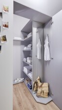 Drehtürenschrank >NORDERNEY< begehbar, 9 Böden, Stange, Spiegel, in WEISS - 135x197x97cm (BxHxT)